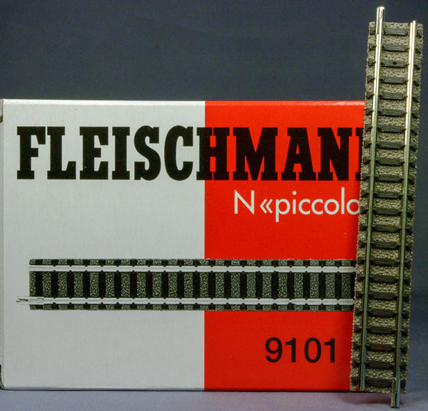 Fleischmann 9101 N Gerades Gleis. Länge 111 mm (Standardlänge).