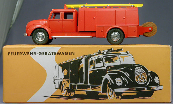 Märklin 18038 Feuerwehr-Gerätewagen. Magirus-Deutz Rundhauber mit Geräte-Aufbau. 1 : 43. ca. Spur 0.