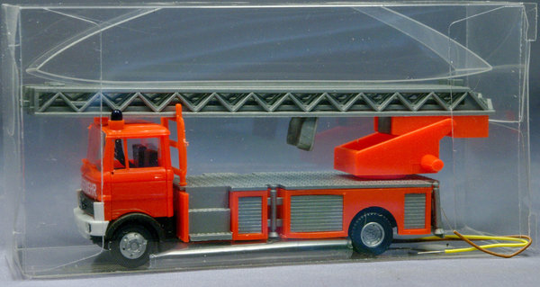 Busch 560810 H0. Feuerwehr-Leiterwagen Mercedes-Benz LP 809