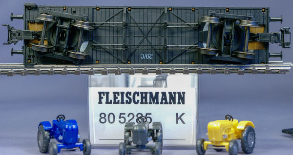 Fleischmann 805285 H0 Rungenwagen der DB mit Wiking Traktoren