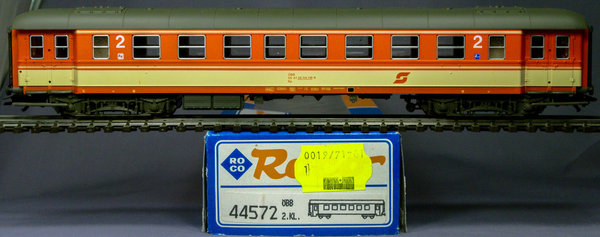 Roco 44572 H0 Eilzugwagen Bp, 2. Kl. der ÖBB. AC-Radsätze (Märklinsystem)