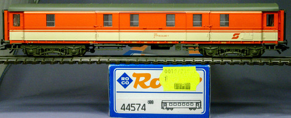 Roco 44574 H0 Eilzug-Gepäckwagen D der ÖBB. AC-Radsätze (Märklinsystem)