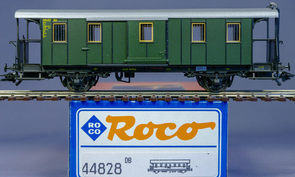 Roco 44828 H0 Packwagen Bauart LPw der DB. Epoche III. DC - Speichenradsätze.