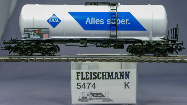 Fleischmann 5474 4-achsiger Kesselwagen "ARAL" mit Bremserbühne, Epoche V. AC - Radsätze(Märklin)