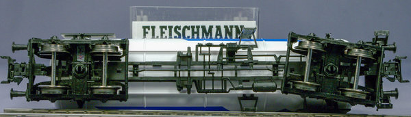 Fleischmann 5474 4-achsiger Kesselwagen "ARAL" mit Bremserbühne, Epoche V. AC - Radsätze(Märklin)