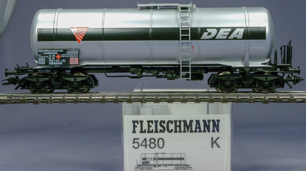 Fleischmann 5480 4-achsiger Kesselwagen "DEA" mit Bremserbühne, Epoche V. AC - Radsätze(Märklin)