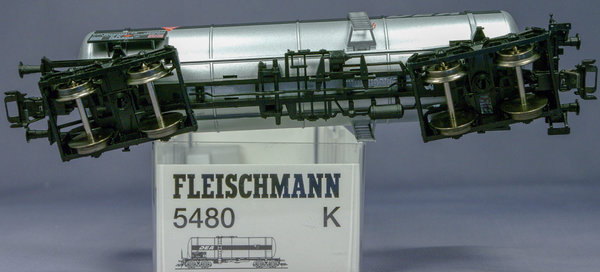 Fleischmann 5480 4-achsiger Kesselwagen "DEA" mit Bremserbühne, Epoche V. AC - Radsätze(Märklin)
