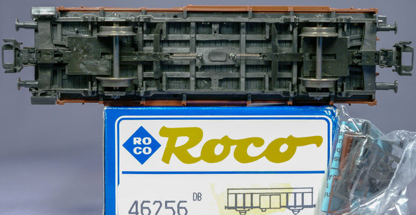 Roco 46256 H0 Gedeckter Güterwagen Gms54 der DB mit Bremserbühne. Epoche III. AC - Radsätze(Märklin