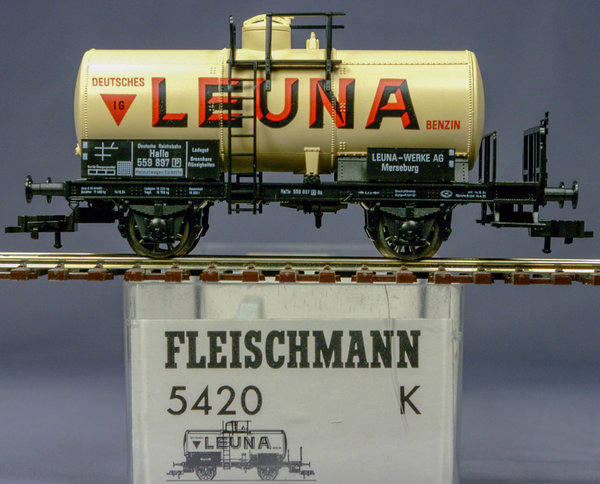 Fleischmann 5420 H0 Kesselwagen der DRG mit Bremserbühne und „LEUNA“ Beschriftung.