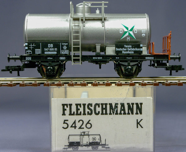 Fleischmann 5426 H0 Kesselwagen der DB mit Bremserbühne und „VDOM (Logo)“ Beschriftung.