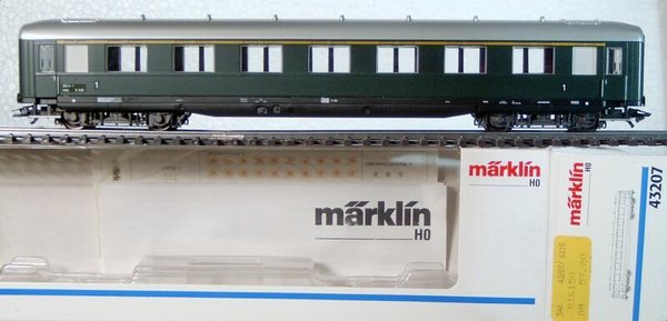 Märklin 43207 H0 Schnellzugwagen, A4üh der ÖBB 1. Kl. Schürzenwagen.