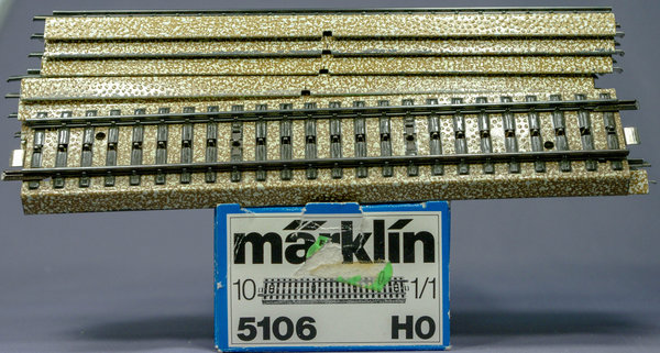 Märklin 5106 Ein Stück gerades M - Gleis, Standard-Länge 1/1 = 180 mm.