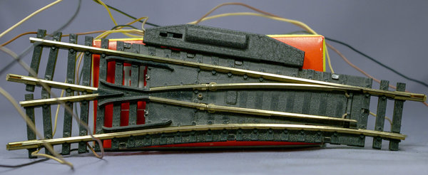 Fleischmann 6044L H0 Weiche links für das Modell - Gleis. Mit elektromagnetischem Antrieb.