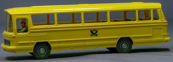 Wiking 710 H0  Mercedes Benz O 302 Postbus mit Fahrer und stilisiertem Posthorn.